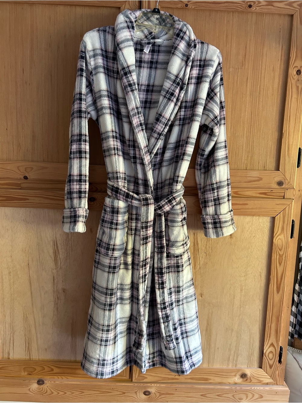 Plush Shawl-Collar Plaid Robe for Women - Ivory with Black & Pink Accents